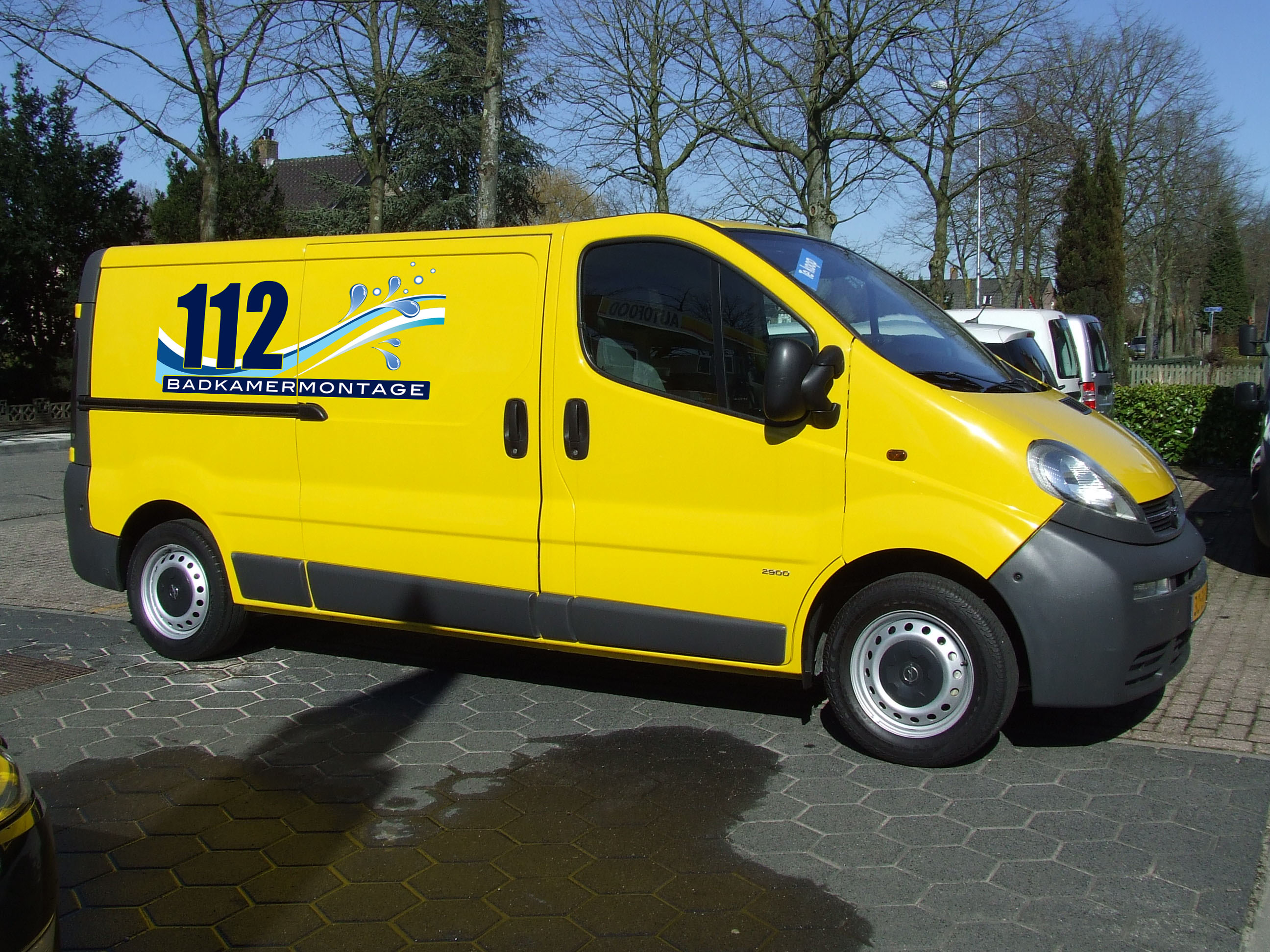 De gele werkbus waarmee Erdo naar klussen rijdt.