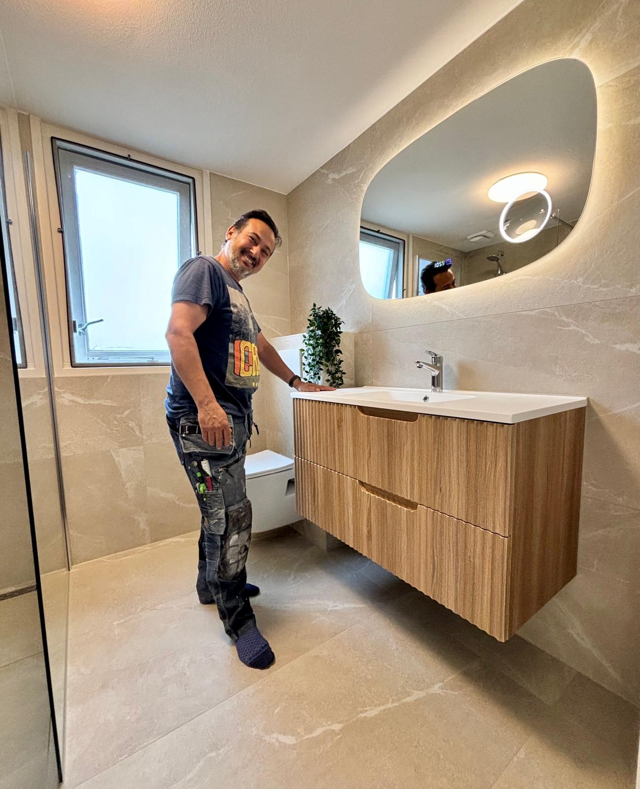 Erdo Karakoc in een door 050 Montage afgewerkte badkamer.